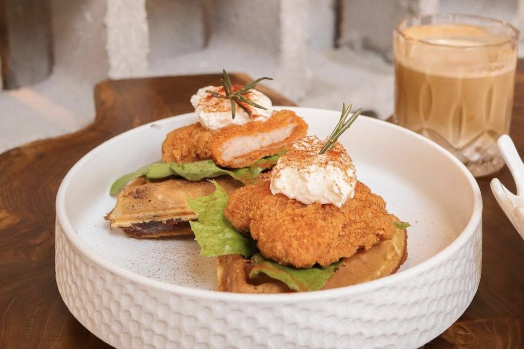 New Cafés Aftereightys chicken waffle